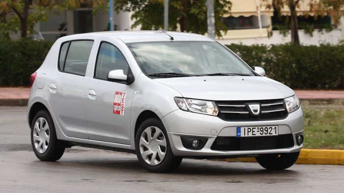 Ολοκληρωμένη είναι η οδική συμπεριφορά του μοντέλου. Υπό πίεση, το Sandero εμπνέει σιγουριά, σε καθημερινούς ρυθμούς η ανάρτηση απορροφά τις ανωμαλίες